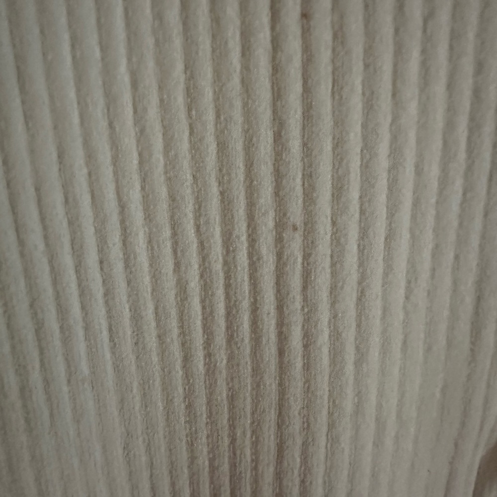 Elegant White Ribbed Dress - Picture 4 of 4